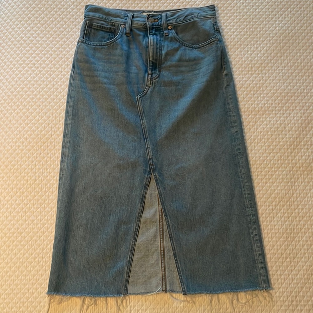 Madewell Jean Skirt! Excellent condition! Great addition to your wardrobe !!